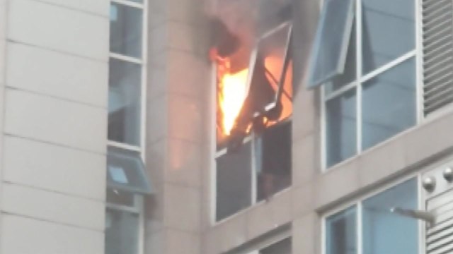 서울 종로 아파트에서 불... 주민 3명 병원 이송 / YTN