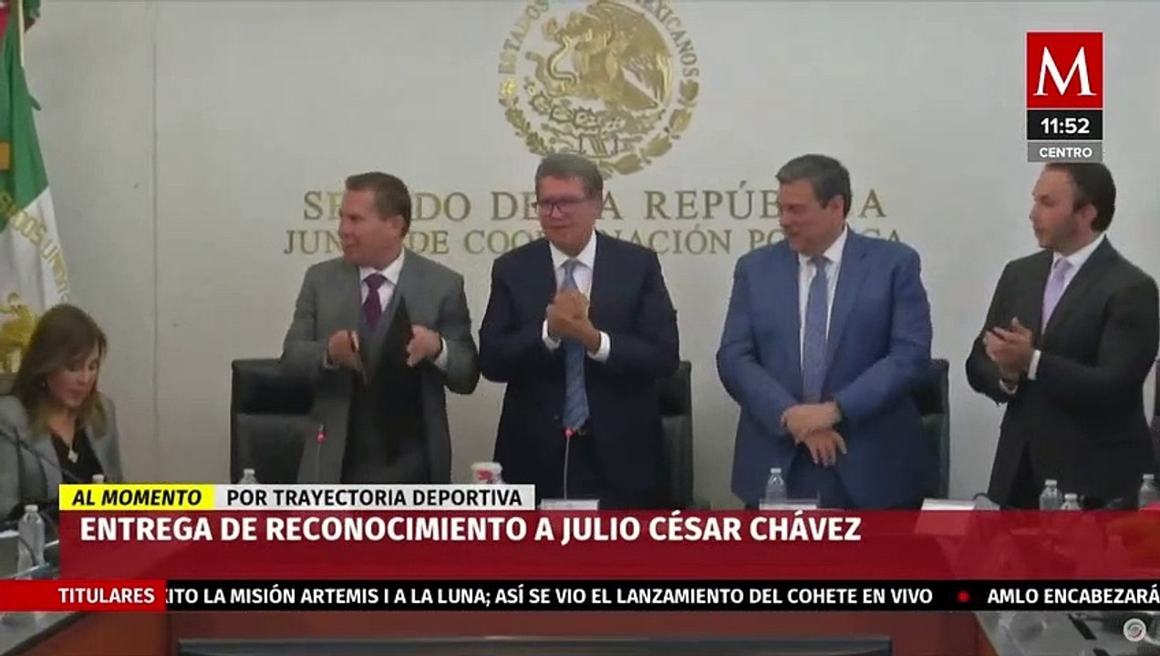 Ricardo Monreal entrega reconocimiento a Julio Cesar Chávez por trayectoria deportiva