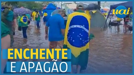 Tải video: Acampamento de bolsonaristas fica alagado e sem luz