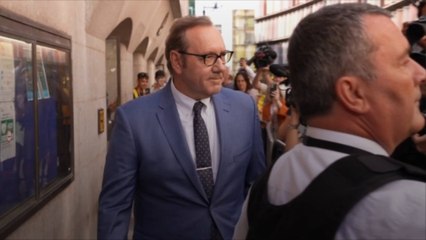 Video herunterladen: Kevin Spacey Faces 7 New Sexual Assault Charges