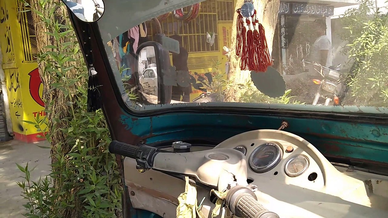 Second hand for sale auto rickshaw 6 seater school van price in Pakistan