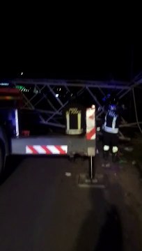Palermo, si schianta con l'auto contro un traliccio che cade sulla strada: un ferito