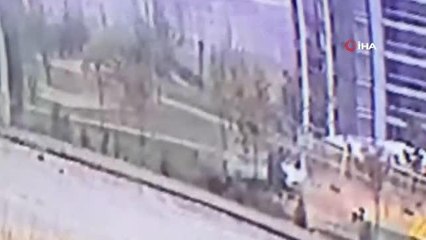 Kupası açılan kamyonet çocuk parkına daldı... O anlar kamerada