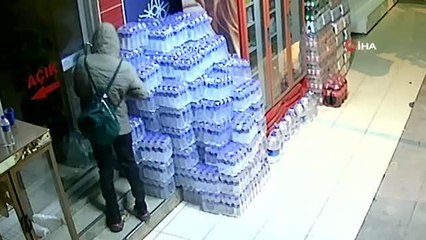 Markete giren levyeli hırsız kamerada