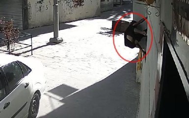 BİR KARIŞLIK KORKULUKTAN GİRİP 3 BİN TL ÇALDI, ÇIKARKEN PANTOLONU DÜŞTÜ