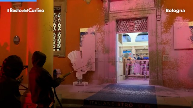 Bologna, i collettivi imbrattano il market in via Indipendenza