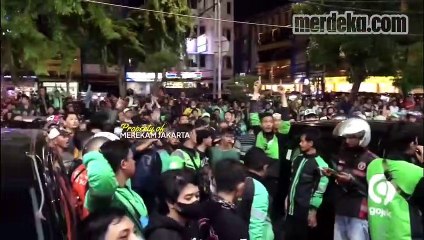 Detik-Detik Meneganggkan Pria Dikepung Ratusan Ojol ,Komandan Polisi Turun Tangan
