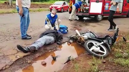 Motociclista é jogado para acostamento após bater com carro na Avenida Piquiri