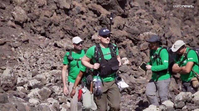 Астронавты ищут камни на Канарах