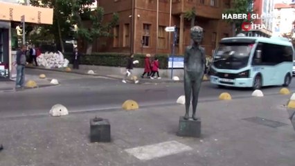 Kadıköy'de Avni heykeli devrildi, Sıdıka resmi spreyle boyandı