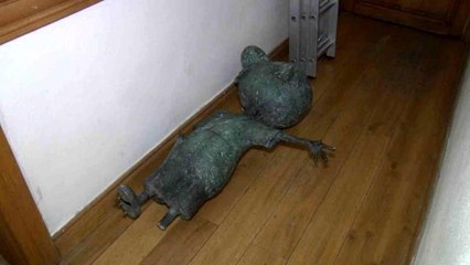 Kadıköy'de Avni heykeli devrildi, Sıdıka resmi spreyle boyandı