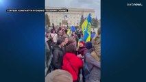 Jersón clama victoria tras la retirada rusa: la bandera ucraniana ondea en edificios públicos