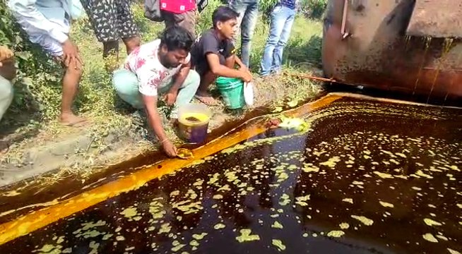 উল্টে গেল ভোজ্য তেল ভর্তি ট্যাঙ্কার! তেল সংগ্রহ করতে হুড়োহুড়ি স্থানীয়দের | Oneindia Bengali