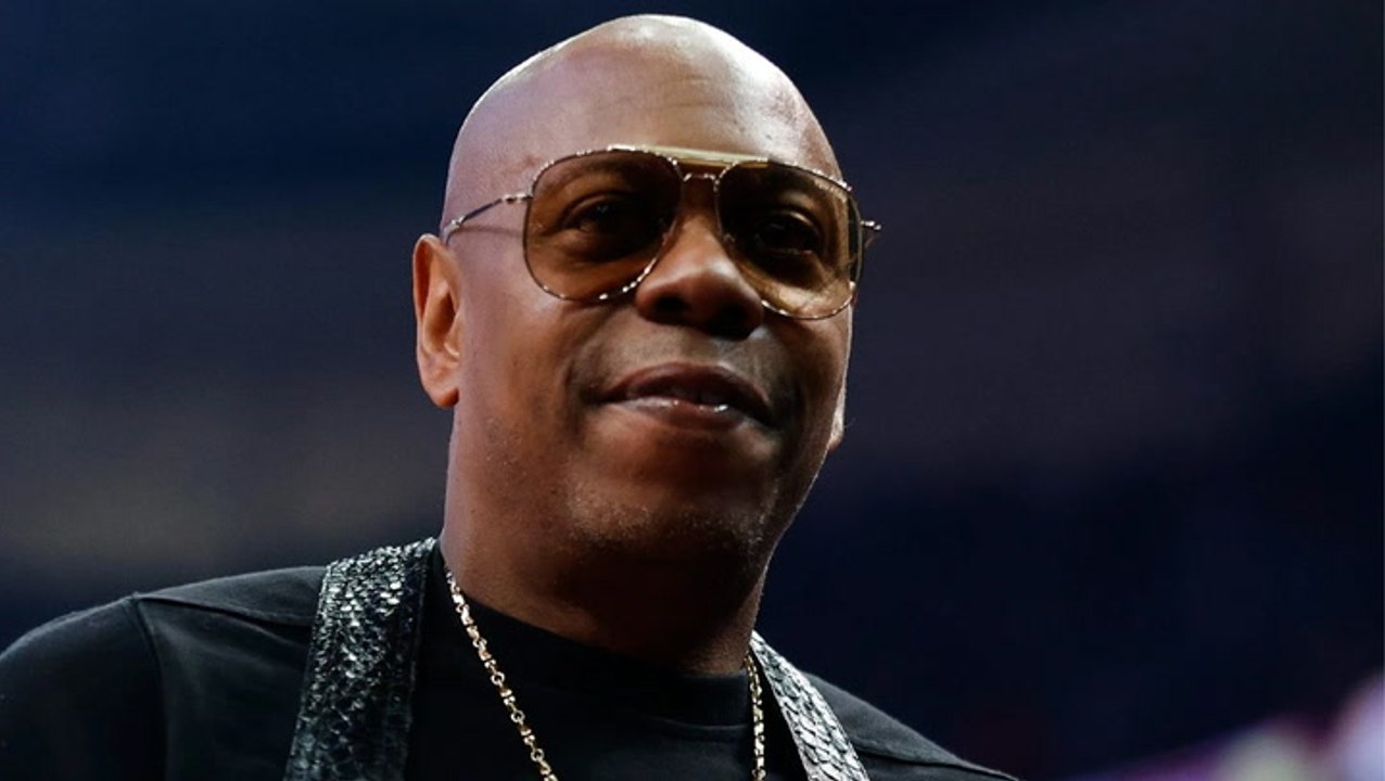 Dave Chappelle Pokes Fun at “News Cycle” Surrounding His ‘SNL’ Hosting Gig | THR News