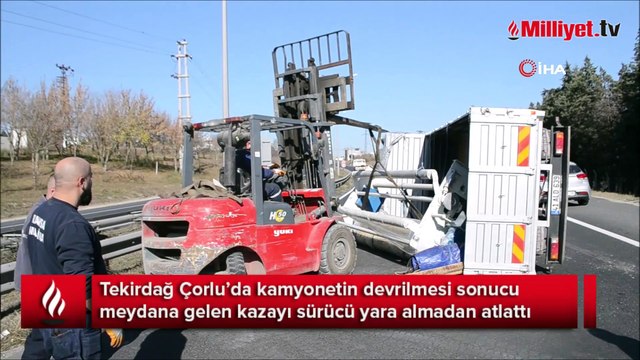 Çerkezköy yolunda silindir yüklü kamyonet devrildi