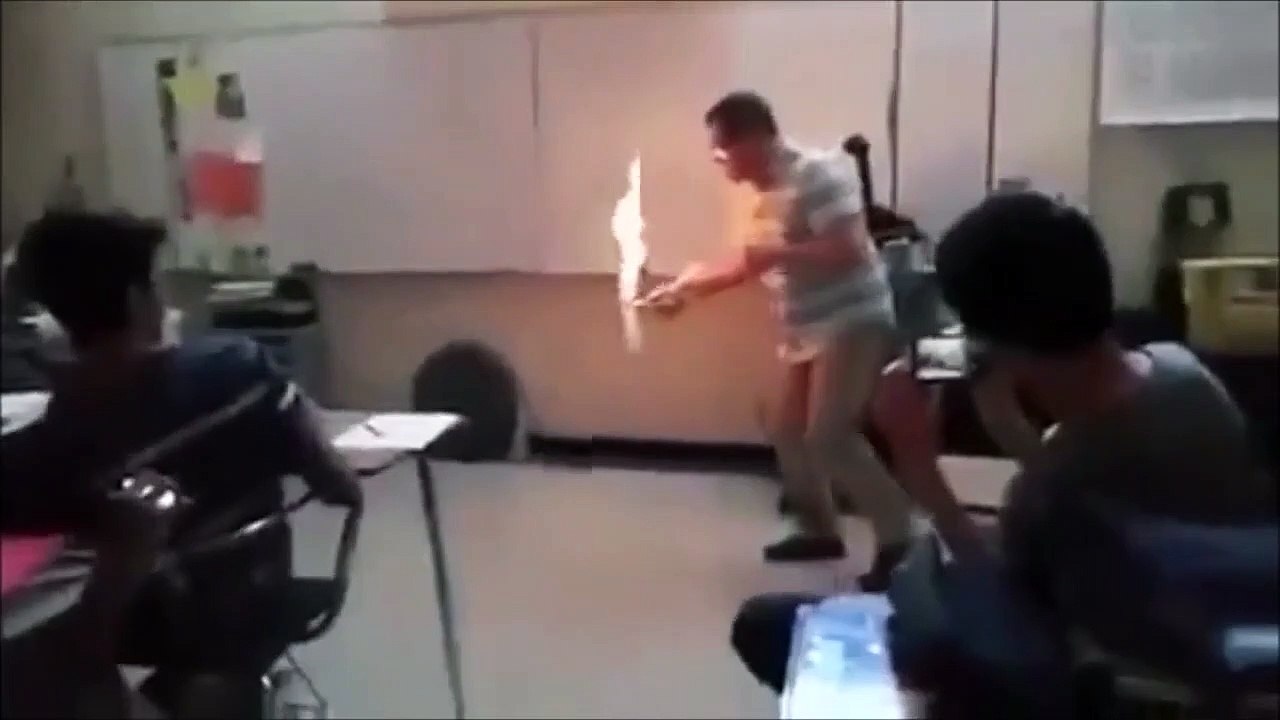 Quand ton prof met le feu au sol de la classe... Oups