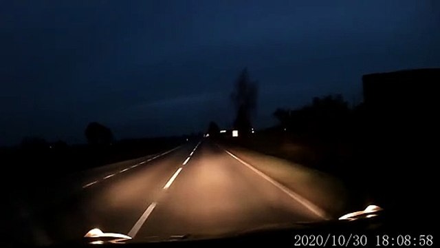 Ce conducteur tombe sur un engin agricole en pleine route de nuit... douloureux
