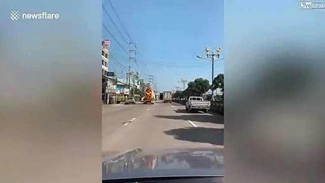 Il tente de rattraper un camion qui roule avec les portes ouvertes... Dangereux