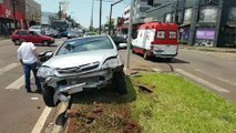 Motorista passa mal, bate contra carro e motociclista e sobe em canteiro na Avenida Carlos Gomes