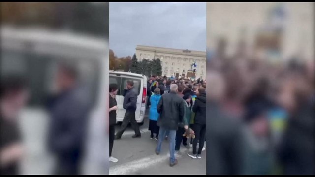 Ucraina, le forze ucraine entrano a Kherson: festa in piazza