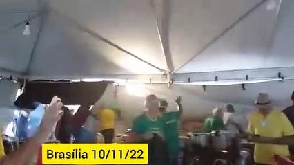 Manifestantes oram e pedem ajuda de Deus em acampamento no Distrito Federal