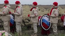 Ceremonia de entierro en Lugansk para soldados rusos