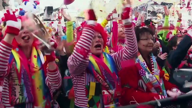Decenas de miles de alemanes celebran en Colonia el comienzo de la temorada de carnaval