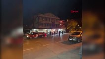 ARNAVUTKÖY'DE BİNA SAKİNLERİ ÇATIYA ÇIKIP YANGINA MÜDAHALE ETTİ