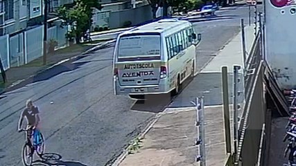 Câmera flagra acidente entre utilitário e automóvel no Centro