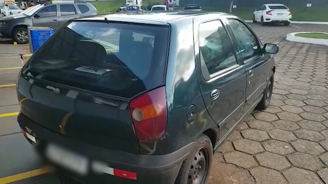 Carro utilizado em suposto tráfico de drogas é apreendido em Corbélia; dois indivíduos foram detidos
