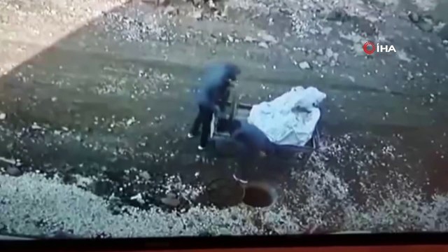 Rögar kapağını çalmak isterken çukura düştü