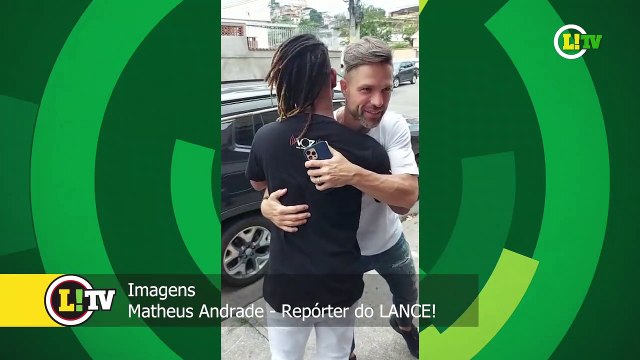 Diego Ribas visita projeto social no Complexo do Alemão