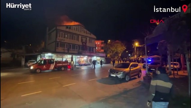 3 katlı apartmanın çatı katında bilinmeyen bir nedenle yangın çıktı.