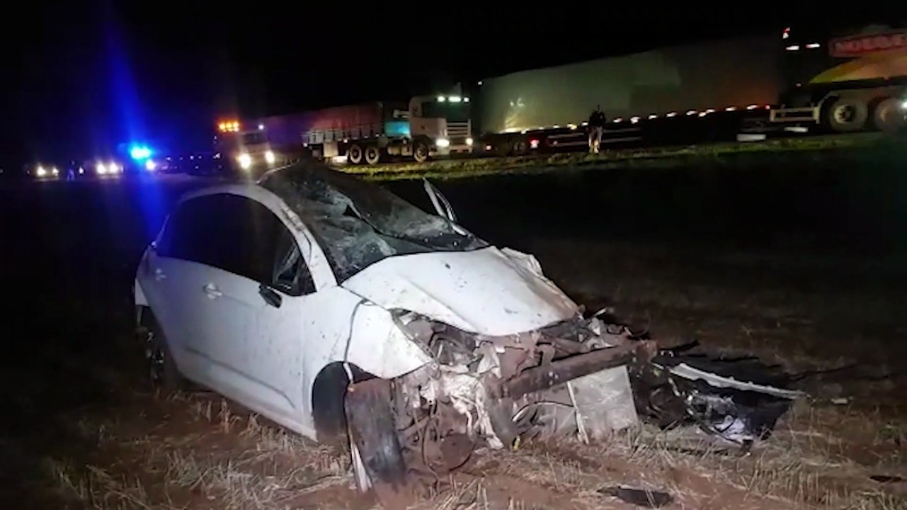 Homem fica ferido ao capotar carro na BR-277