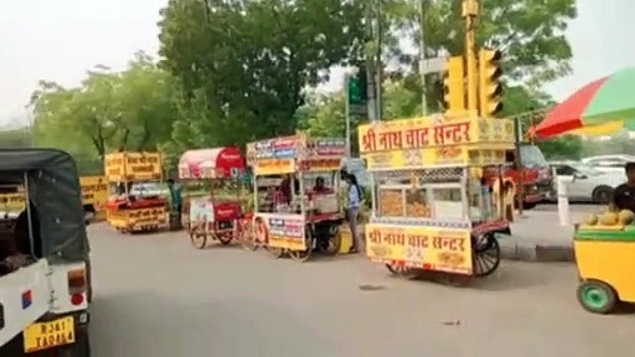 सतर्कता शाखा का डंडा चला, आठ वाहनों में सामान जब्त