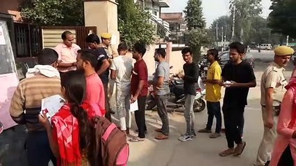 Tải video: वन रक्षक भर्ती परीक्षा: कड़ी जांच के बाद केन्द्रों पर दिया प्रवेश