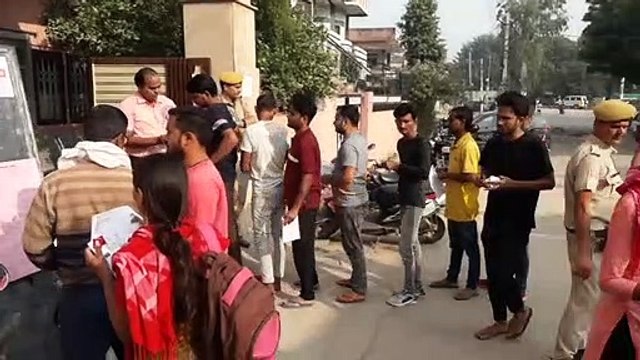 वन रक्षक भर्ती परीक्षा: कड़ी जांच के बाद केन्द्रों पर दिया प्रवेश