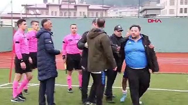 Trabzon'daki amatör maçta 1967 Değirmenderesporlu yönetici, hakemlere bayrak direğiyle saldırdı