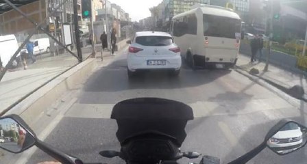 SULTANGAZİ'DE YAYAYA ÇARPMAMAK İÇİN DURAN MOTOSİKLETLİYE OTOMOBİL ÇARPTI