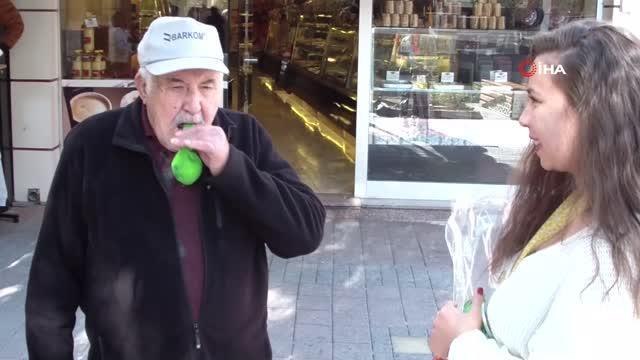 Yeşilay gönüllüsü gençler, vatandaşlara balon üfleterek akciğer kanserine ve koah hastalığa dikkat çekti