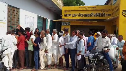 दौसा . खाद की मारामारी, दुकानदार व ग्राम सेवक हुए दुकान में बंद