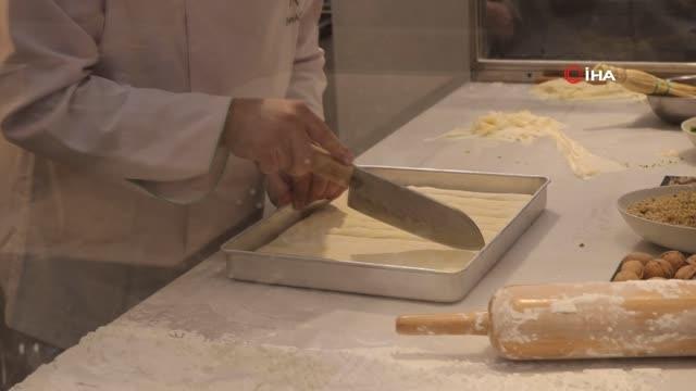 Türk tatlısı baklava Japonya'nın en lüks semtinde görücüye çıktıTokyo'daki baklava şovuna Japonlardan yoğun ilgi