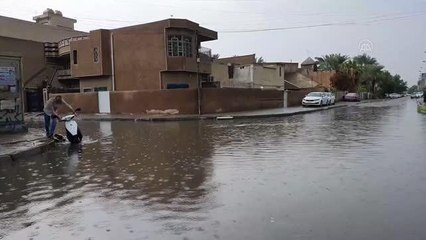 Bağdat'ta sokaklar yağmura teslim oldu