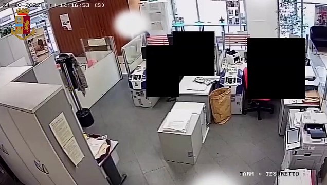 Milano, tentata rapina in banca: arrestato il bandito. Il video del colpo fallito