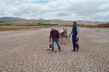 KURAKLIKTAN ETKİLENEN TUZ GÖLÜ'NDE KİRLİLİK DE BAŞLADI