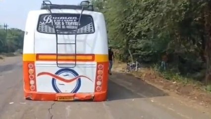 बड़वानी : 25 यात्रियों से भरी बस, चलती बस के निकले टायर, देखिए live video