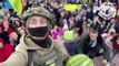 أوكرانيون يحتفلون بانسحاب الجيش الروسي من خيرسون.. وكييف تتهم موسكو بالضغط على العالم بسلاح الجوع