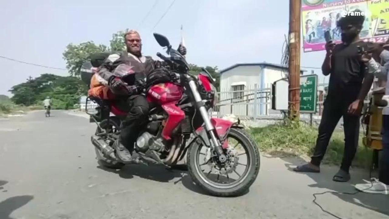 బైక్ పై మూడు దేశాలు తిరిగిన వరంగల్ యువకుడు