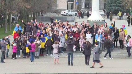 العربية ترصد النازحين من خيرسون في كييف يحتفلون باستعادتها