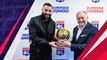 Pulang ke Prancis, Karim Benzema Pamer Trofi Ballon d'Or di Hadapan Ribuan Fans Lyon
